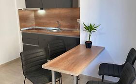 High-Tech Flat